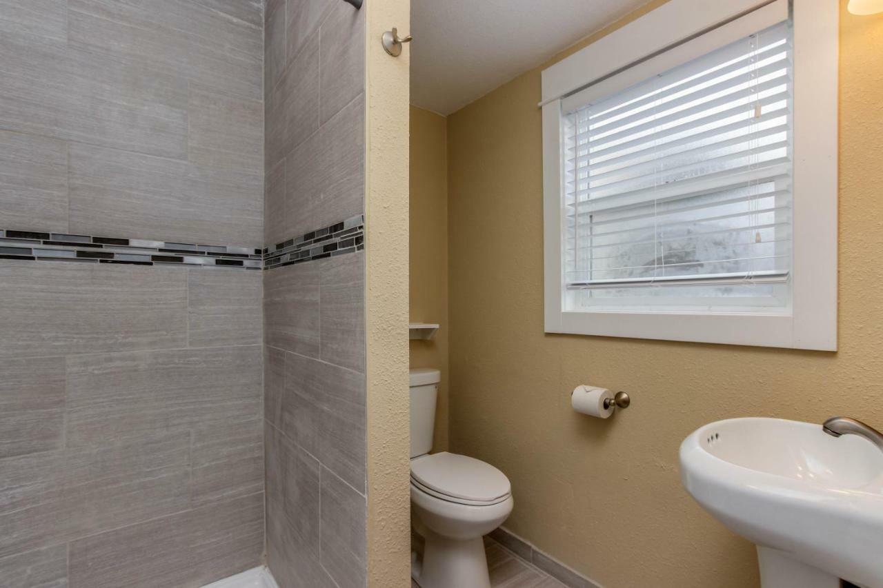Sandstone Point Hotel Lincoln City Room photo