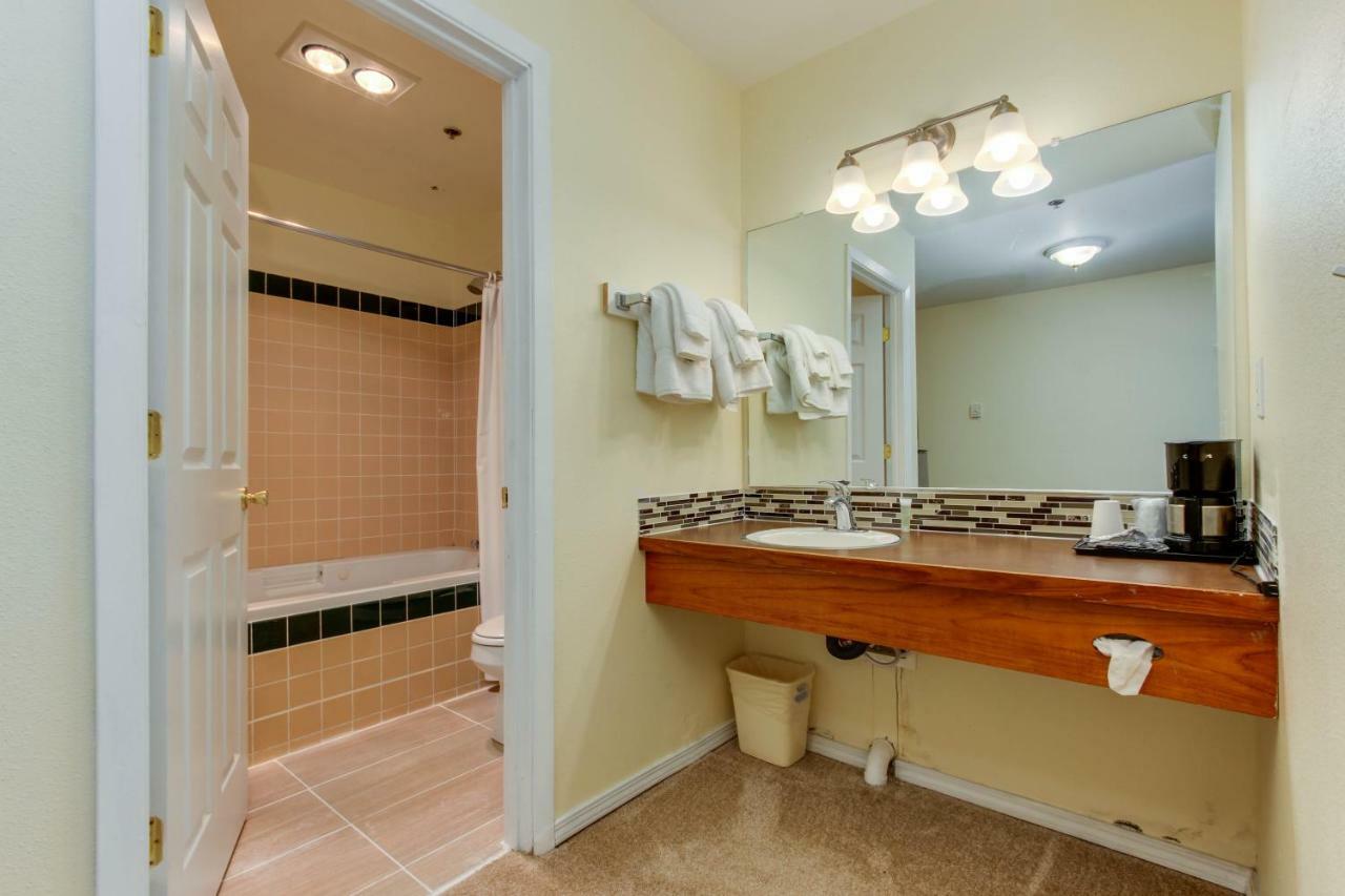 Sandstone Point Hotel Lincoln City Room photo
