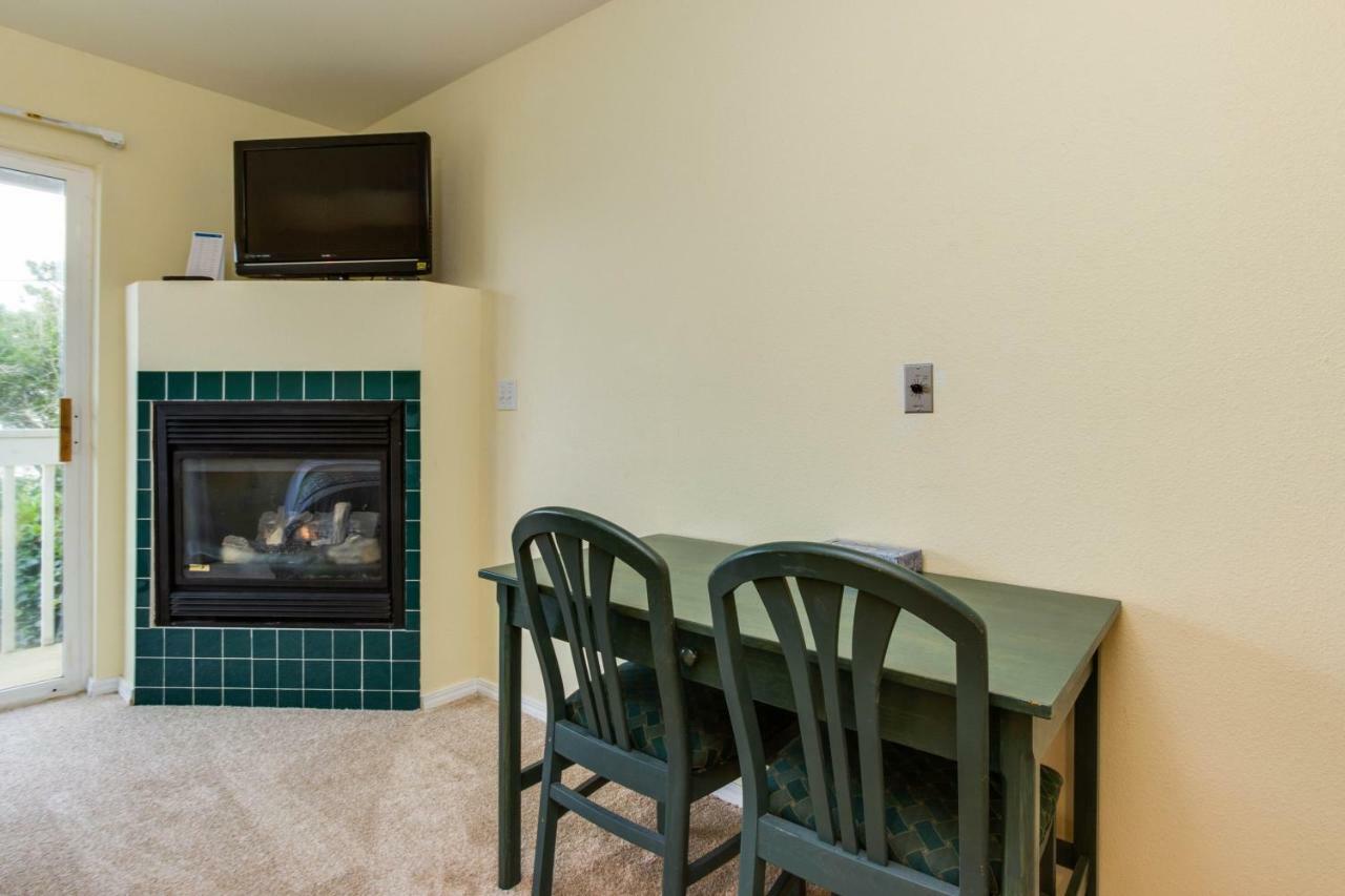 Sandstone Point Hotel Lincoln City Room photo