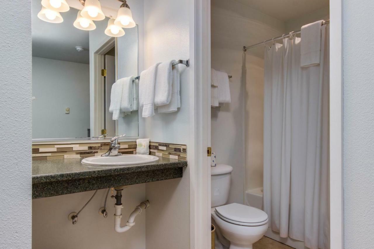 Sandstone Point Hotel Lincoln City Room photo