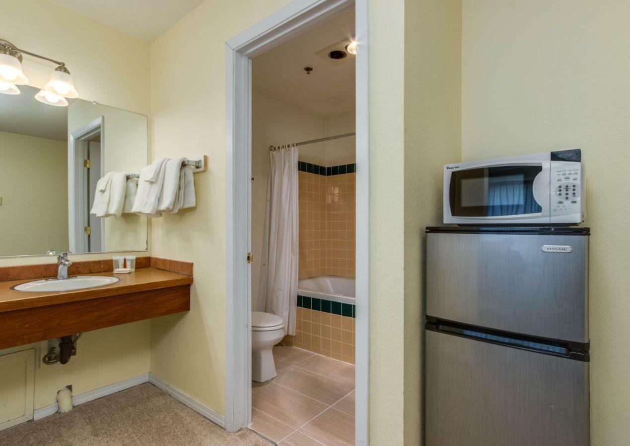 Sandstone Point Hotel Lincoln City Room photo
