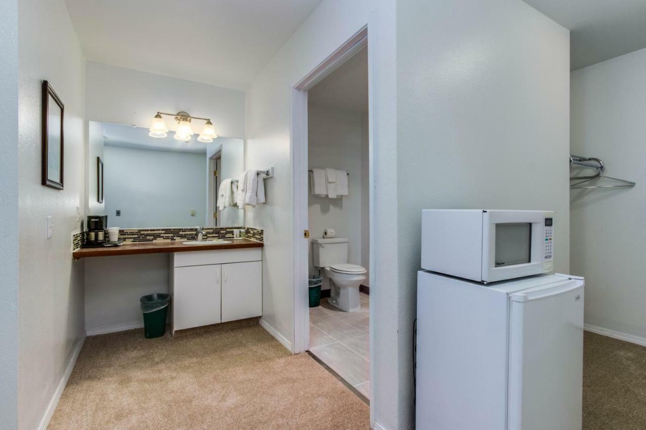 Sandstone Point Hotel Lincoln City Room photo
