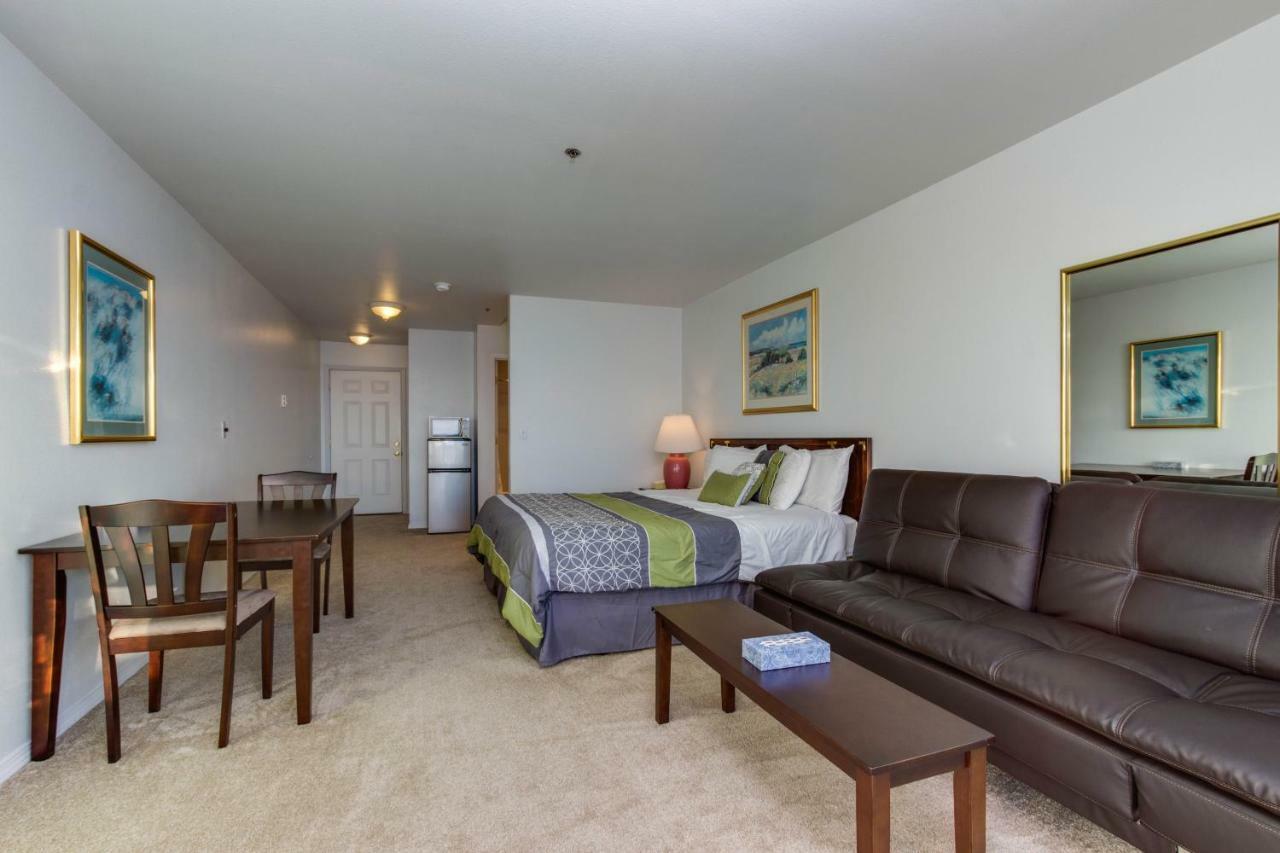 Sandstone Point Hotel Lincoln City Room photo