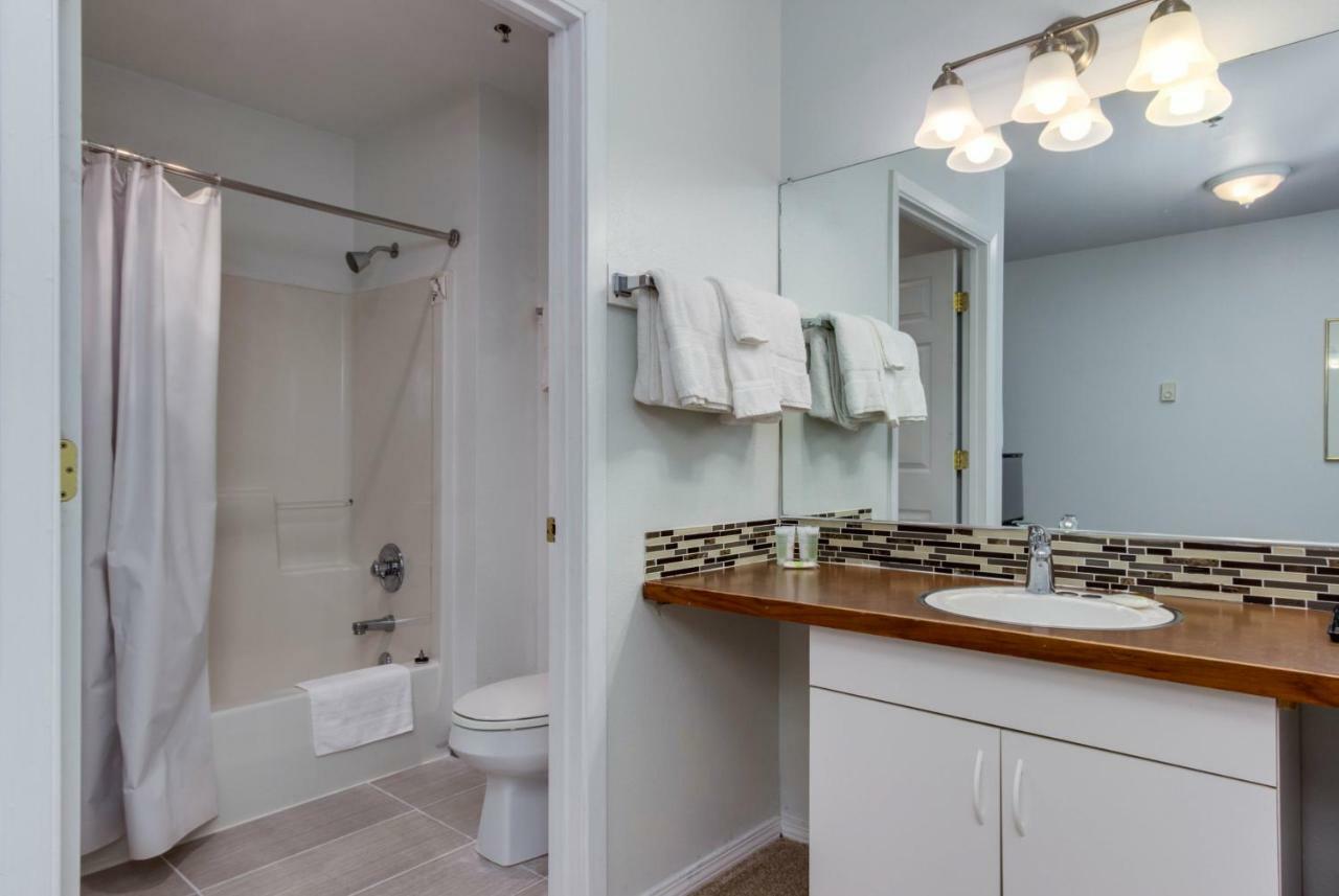 Sandstone Point Hotel Lincoln City Room photo