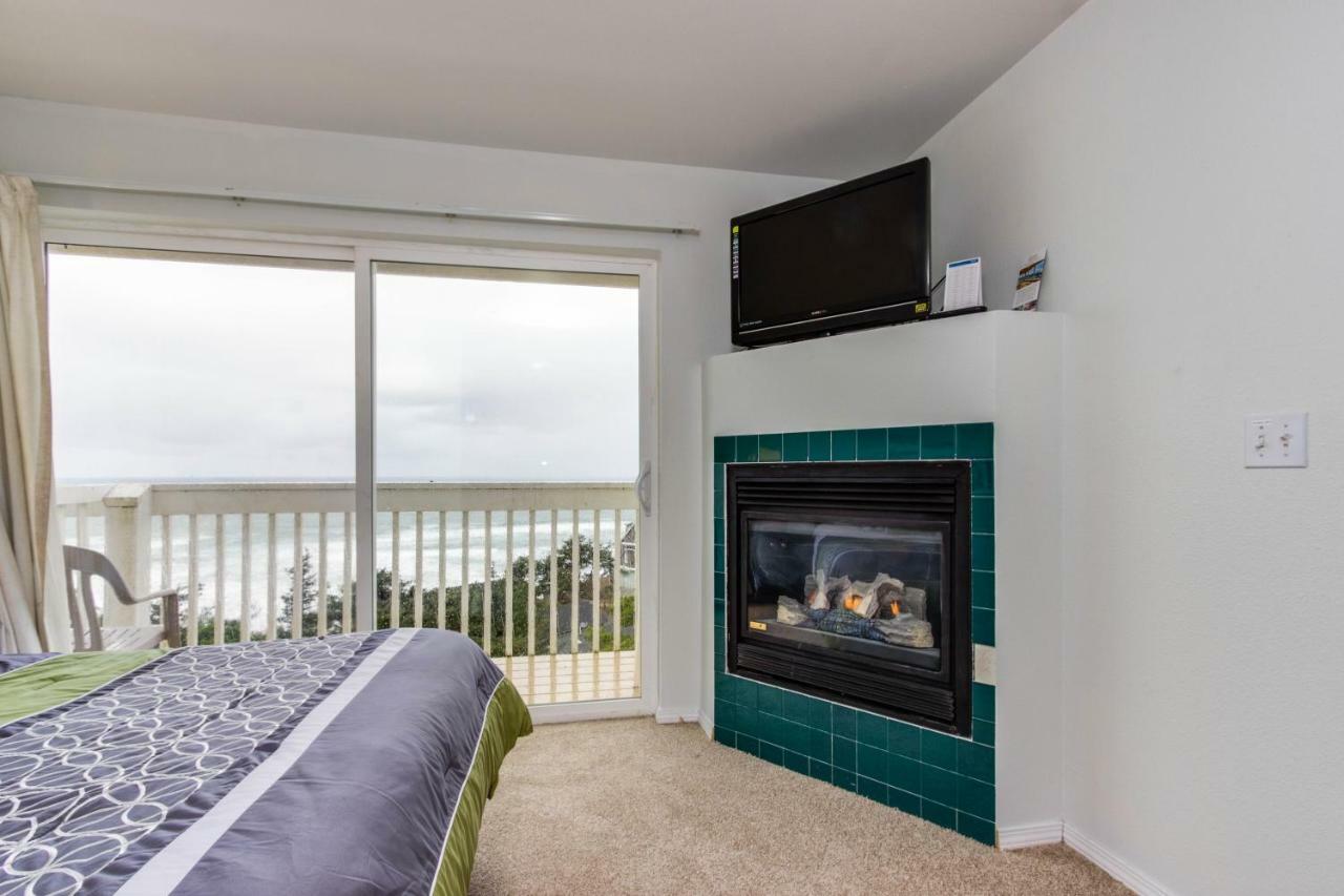 Sandstone Point Hotel Lincoln City Room photo