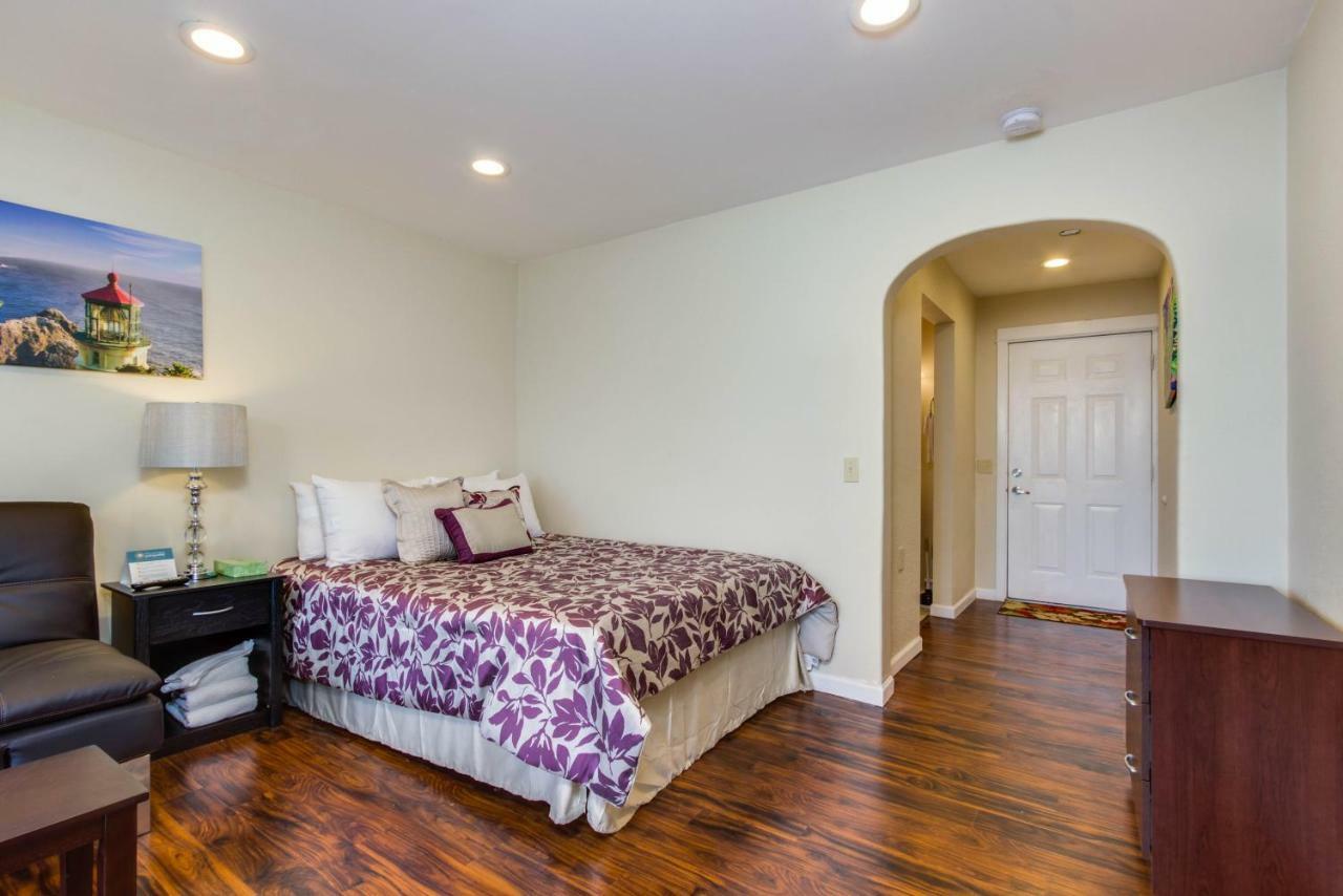 Sandstone Point Hotel Lincoln City Room photo
