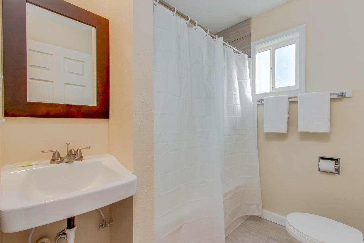 Sandstone Point Hotel Lincoln City Room photo