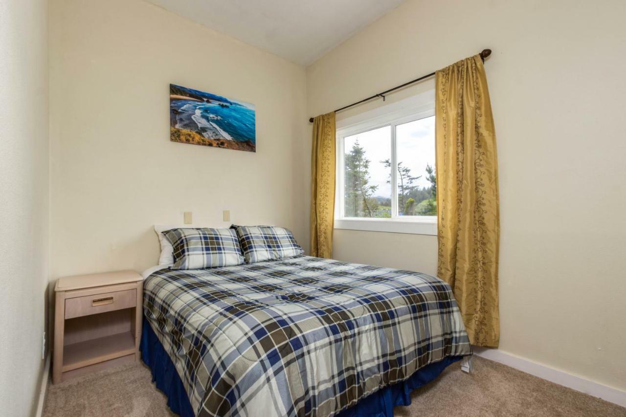 Sandstone Point Hotel Lincoln City Room photo