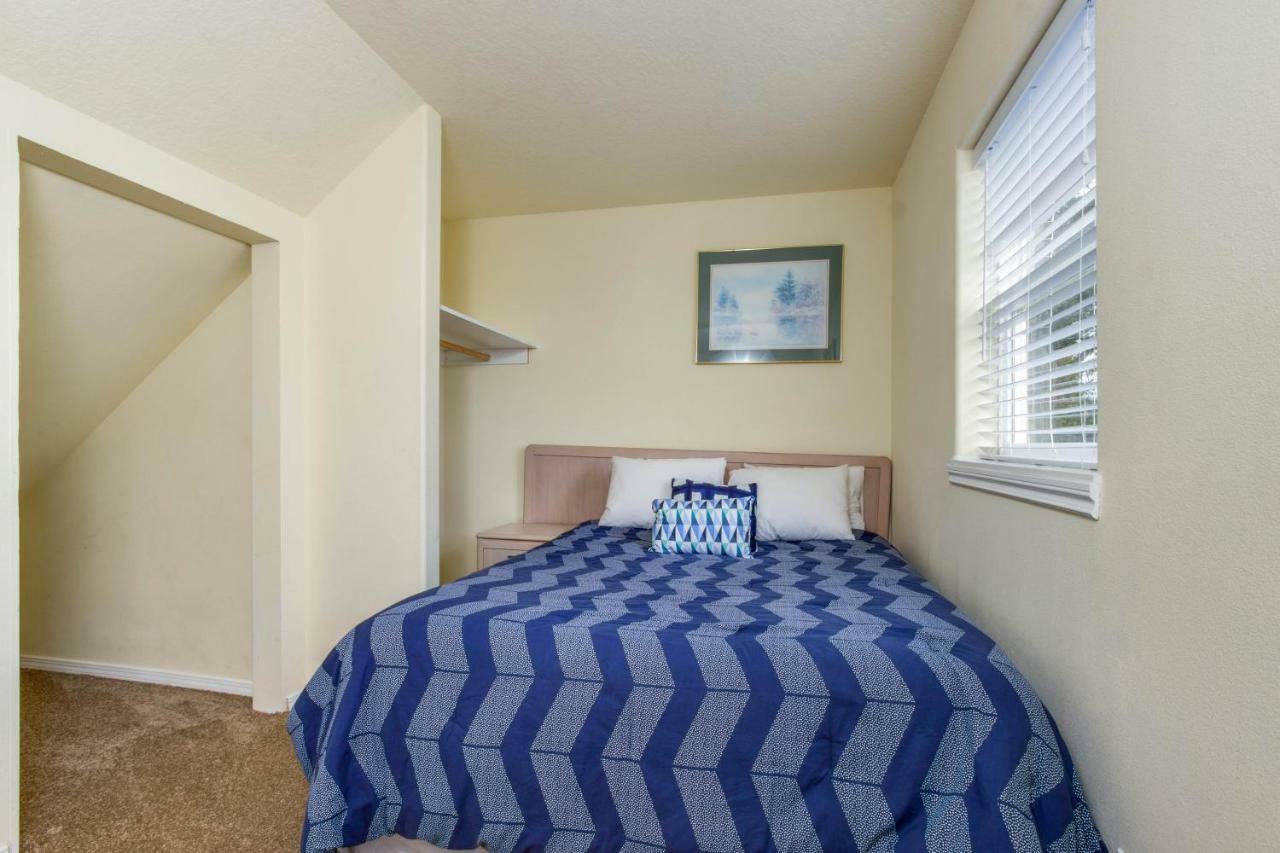 Sandstone Point Hotel Lincoln City Room photo